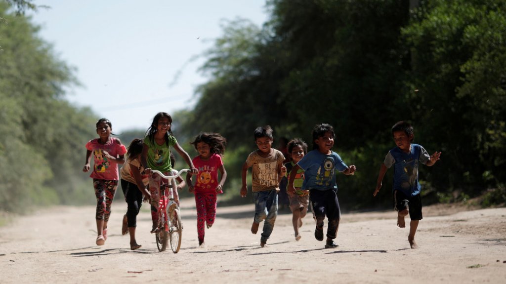  Una ni&ntilde;a argentina informa por &ldquo;Zoom&ldquo; a su maestra que su propio t&iacute;o la viola 