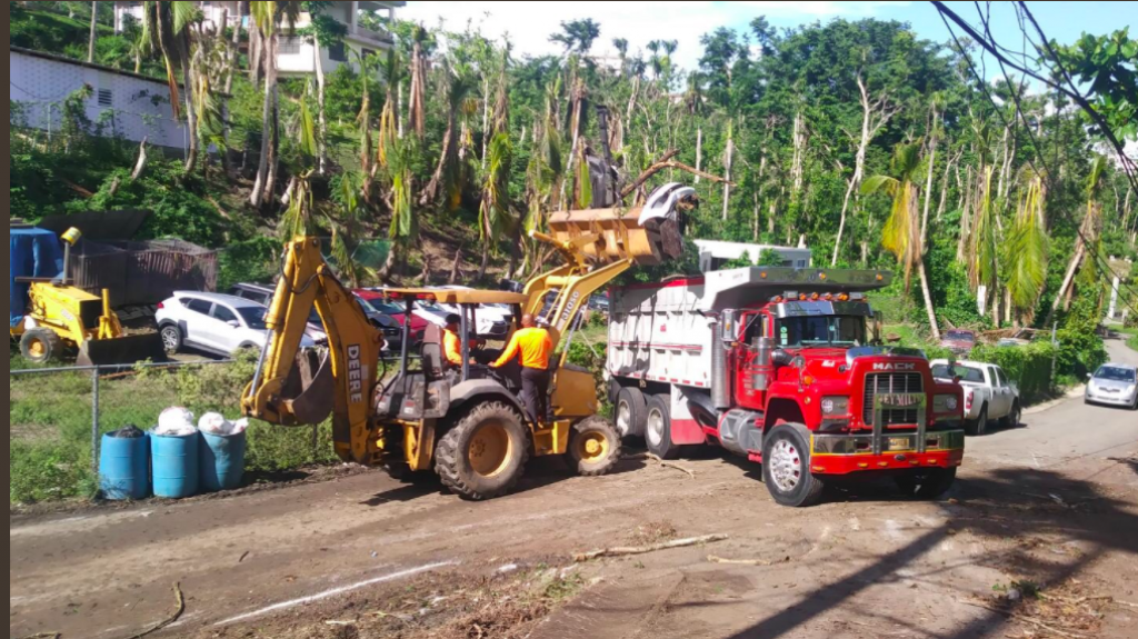 La alcaldesa de San Juan, Carmen Yulin destaca intensa labor de recogido de escombros y basura.