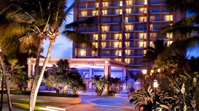 SE INCENDIAN DOS AUTOS EN ESTACIONAMIENTO DE HOTEL MARRIOTT  