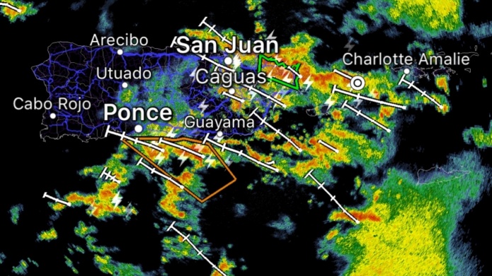 Intensas lluvias y tronadas a raÃ­z del paso de una onda tropical.