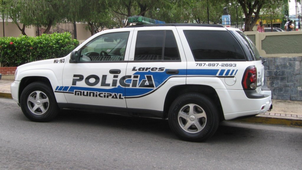  “Chamaquito” de 15 años le pidió las llaves del auto a su mama, se lo llevó chocó una patrulla de los municipales en Lares y de dio a la fuga 