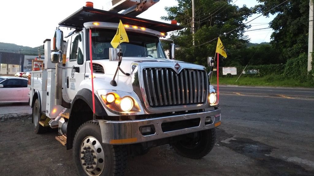  Cami&oacute;n de la AEE derrama di&eacute;sel en carretera de Aibonito 