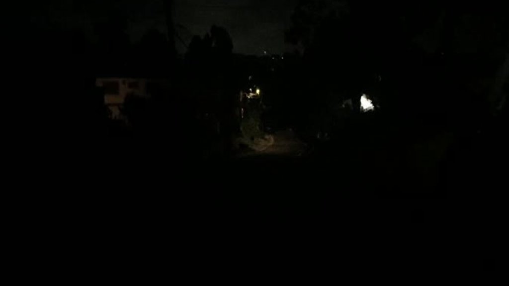  Video: Residentes de comunidad en Dorado llevan d&iacute;as sin luz y LUMA no aparece 