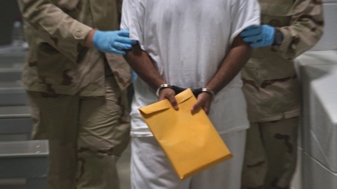 Obama firma ley de defensa, se opone a mantener abierta la prisiÃ³n de GuantÃ¡namo