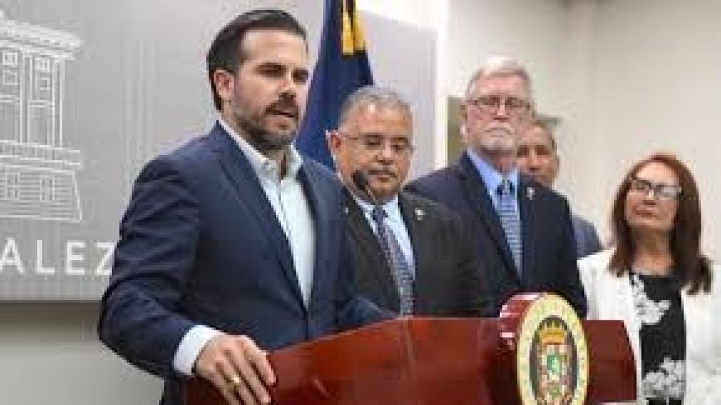  Gobernador reconoce excelencia acad&eacute;mica de estudiantes de nivel superior del Departamento de Educaci&oacute;n 