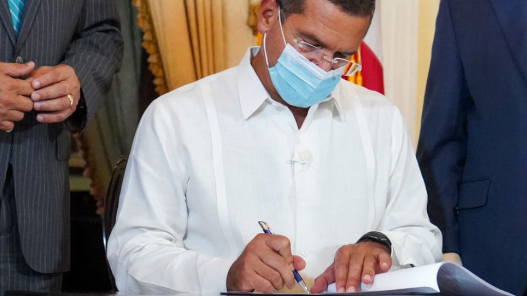  Gobernador convierte en ley medida que extiende cr&eacute;dito por trabajo 