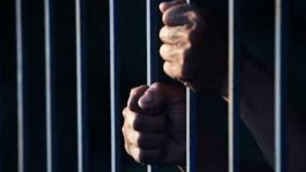  Tras las rejas hombre que supuestamente atropell&oacute; pareja y la llev&oacute; al hospital 