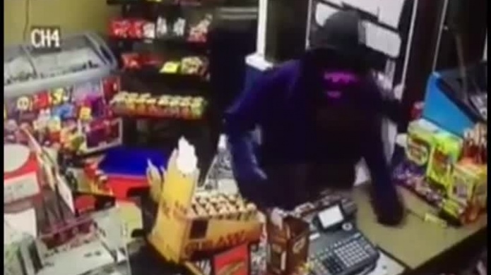 Video: DueÃ±o de tienda en Massachusetts se enfrenta con un bate a ladrÃ³n con cuchillo