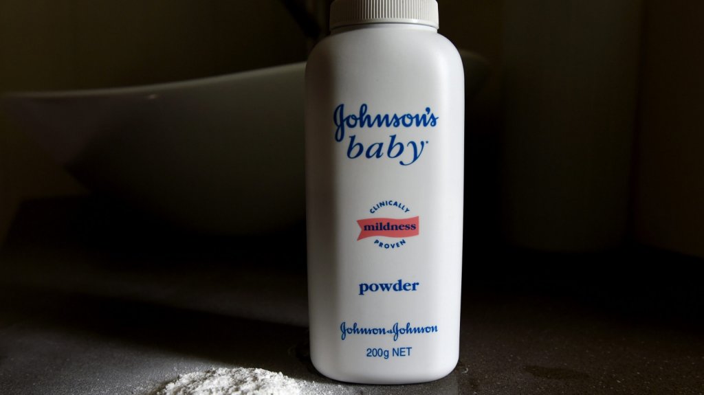  Juez reduce la indemnizaci&oacute;n de J&J a mujer que desarroll&oacute; c&aacute;ncer 