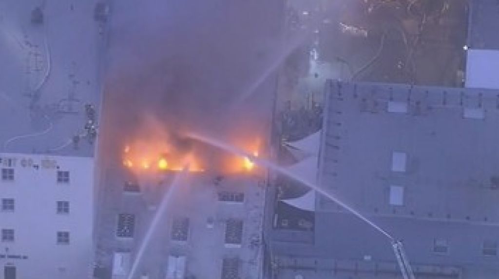  En vivo incendio en un edificio comercial en el centro de Los &Aacute;ngeles 