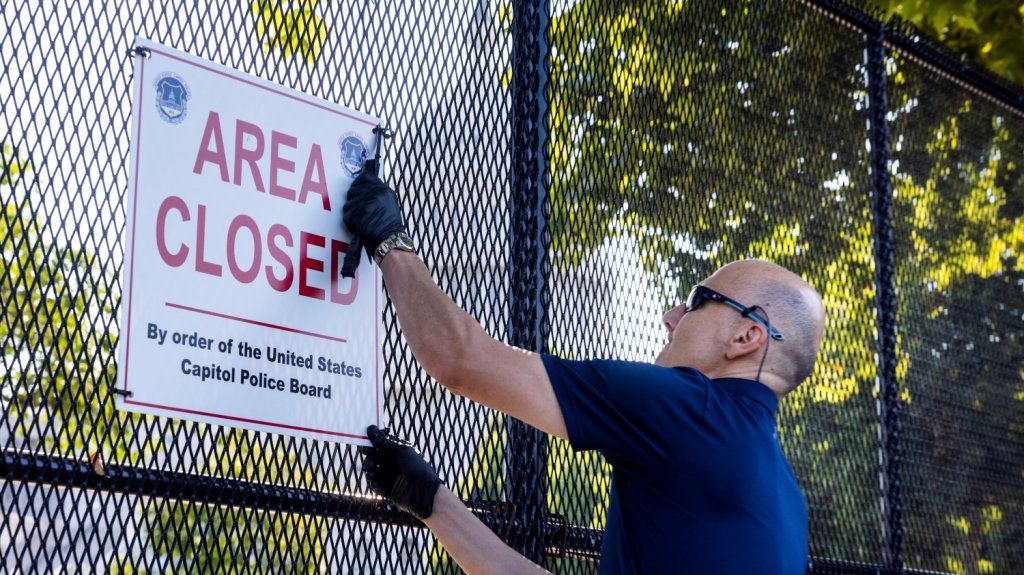  Comienzan a retirar valla del Capitolio de EEUU seis meses despu&eacute;s del asalto 