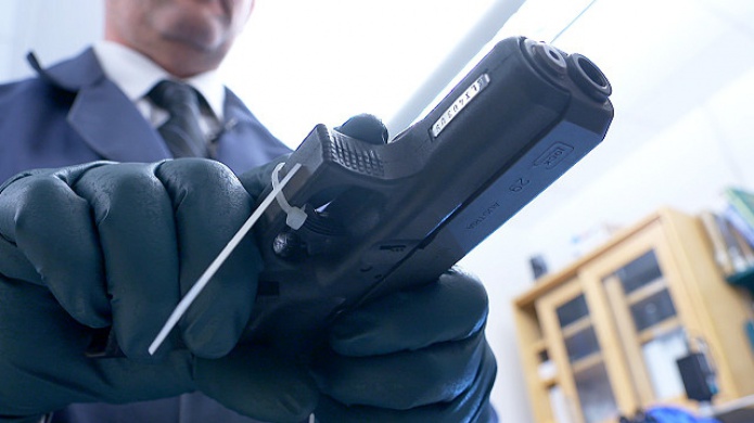 CÃ³mo es por dentro el inmenso almacÃ©n de armas del FBI