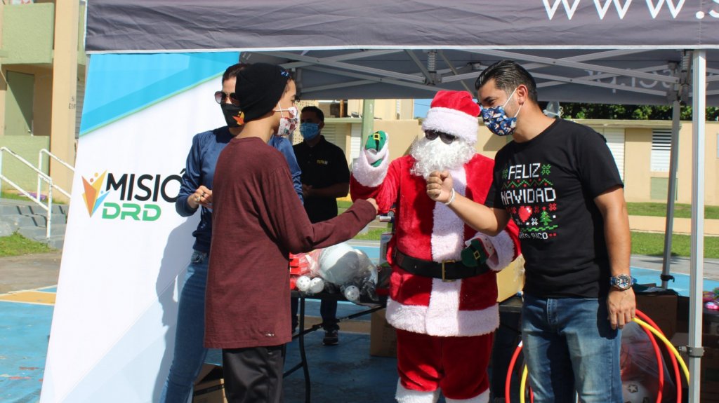  Ni&ntilde;os de Ceiba reciben regalos de Navida 