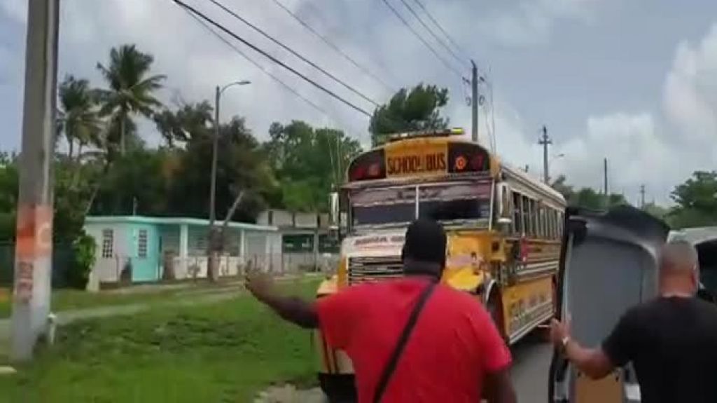  Video: Denuncian guaguas escolares “Algarete” en Fajardo una mujer muestra los senos desde la guagua 