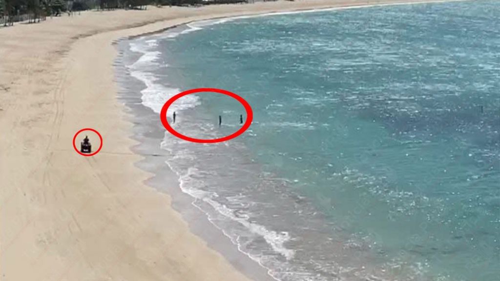  Video: Momento en que municipal de Carolina "pilla" a 3 d&aacute;ndose un chapuz&oacute;n &ldquo;De madre&rdquo; en la playa 
