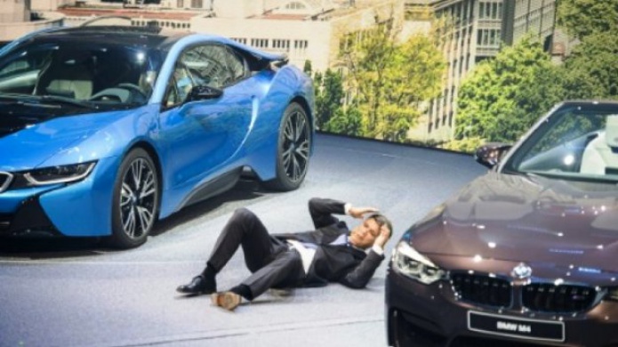 Video: el director de BMW se desmaya en el SalÃ³n del AutomÃ³vil de FrÃ¡ncfort