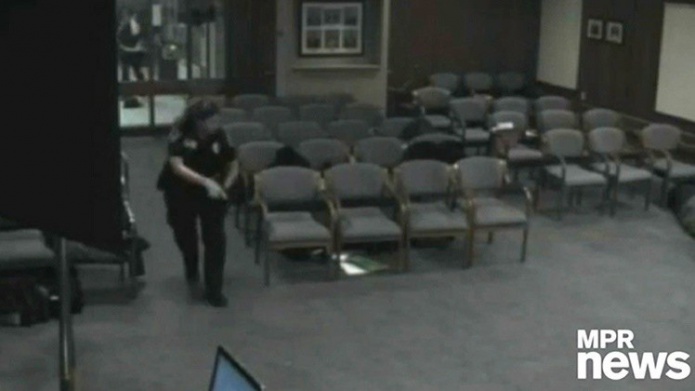 Video: Un hombre armado abre fuego en un ayuntamiento de Minnesota