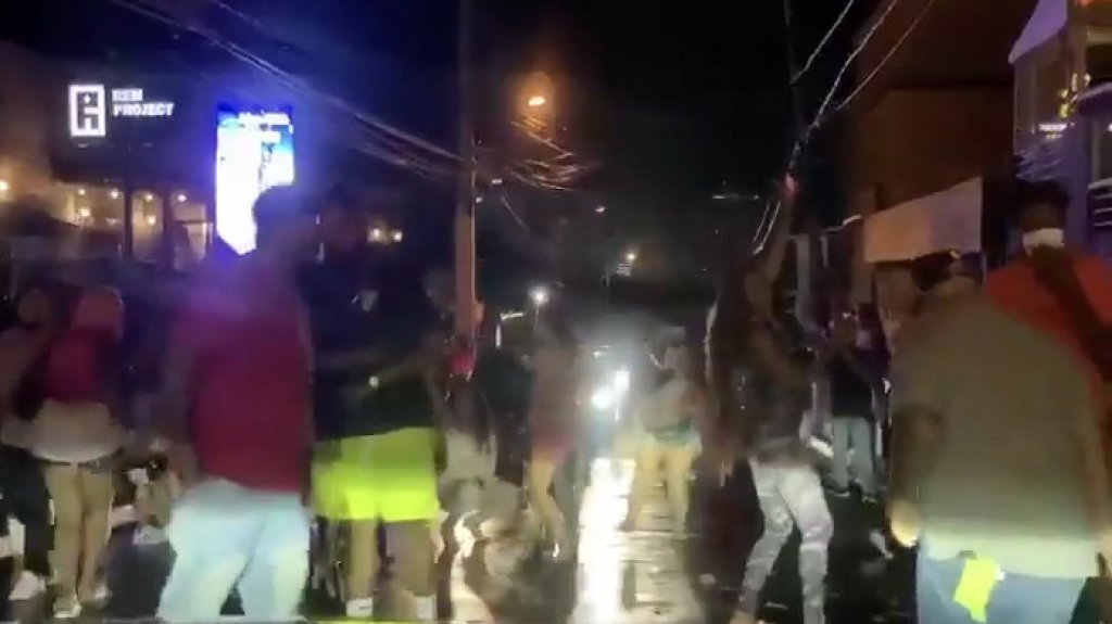  Otro Video muestra el “Desorden “que tienen negocios y turistas esta noche en la Placita de Santurce 