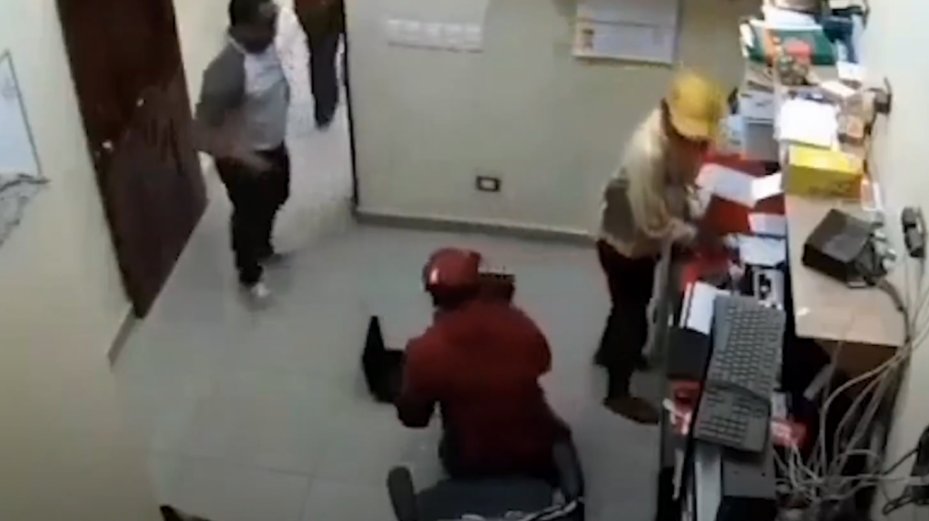  En video momento que asaltante llegan armados a negocio de San Pedro de Macorís 