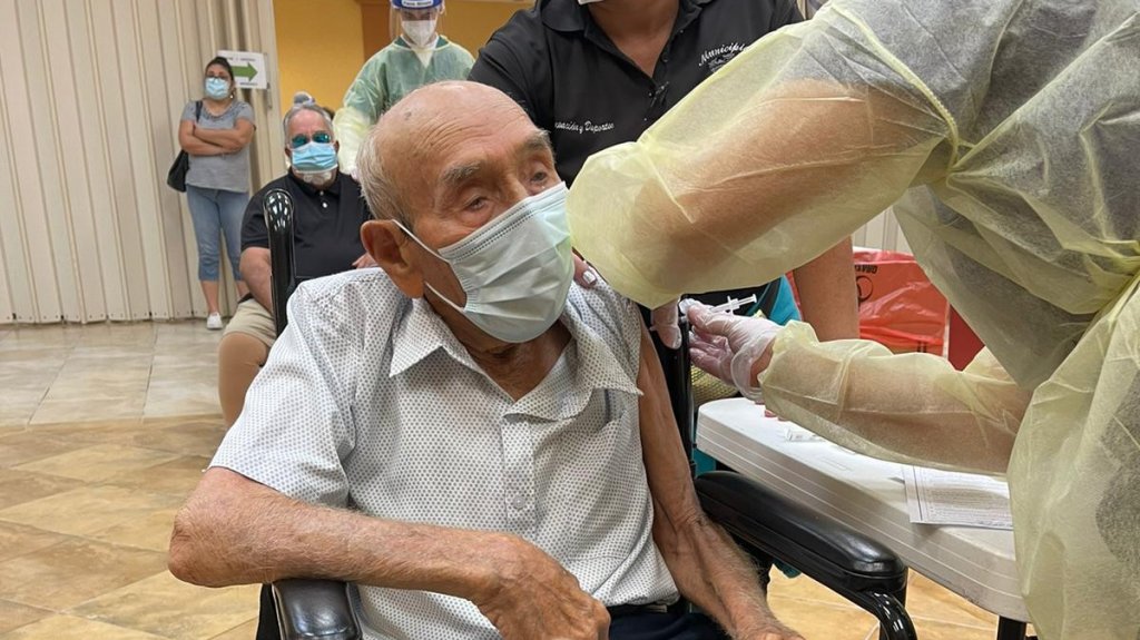  Vacunan en Hormigueros a anciano de 105 años 