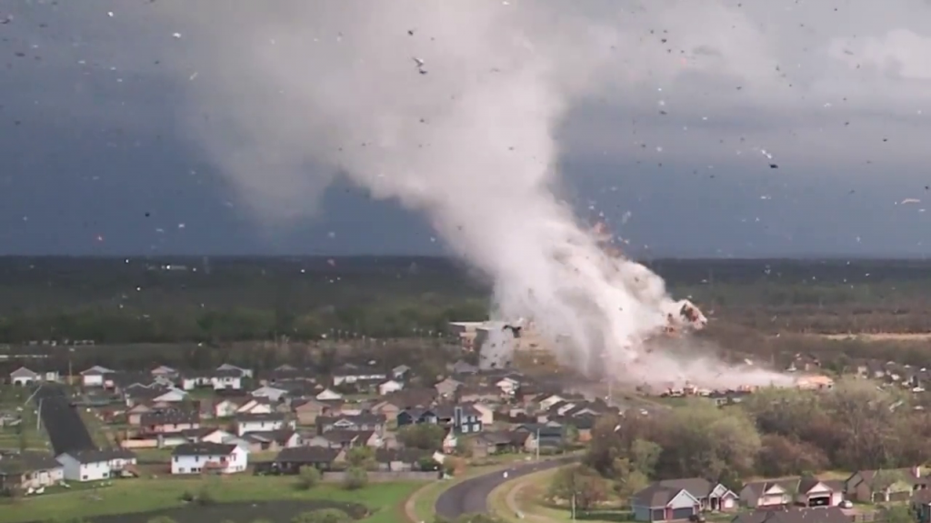  Video desde un “Drone“ capta el tornado en Kansas y la destrucción a su paso 