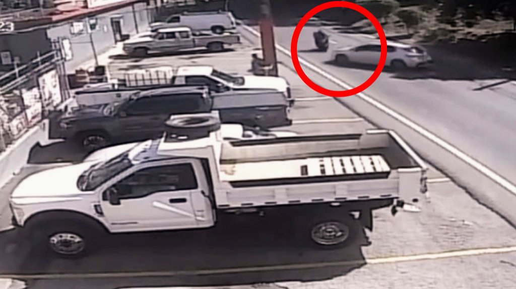  C&aacute;mara capta momentos en que dos motoristas salen expulsados tras impactar auto en Bayam&oacute;n 