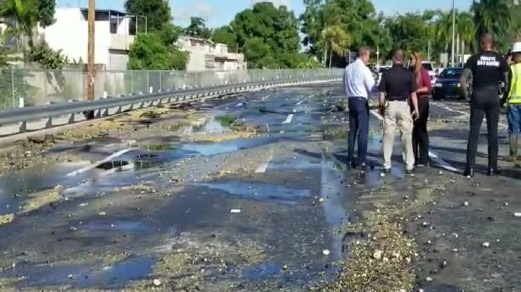  Video: Cerrada carretera de Bayam&oacute;n por explosi&oacute;n de tuber&iacute;a de acueductos 
