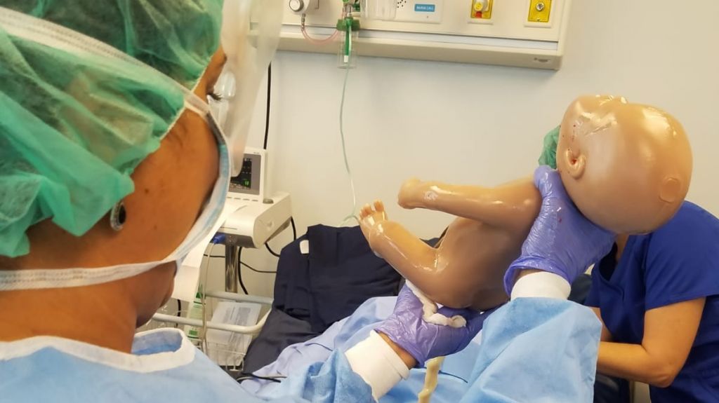  Ciencias M&eacute;dicas inaugura simulador de parto activo 