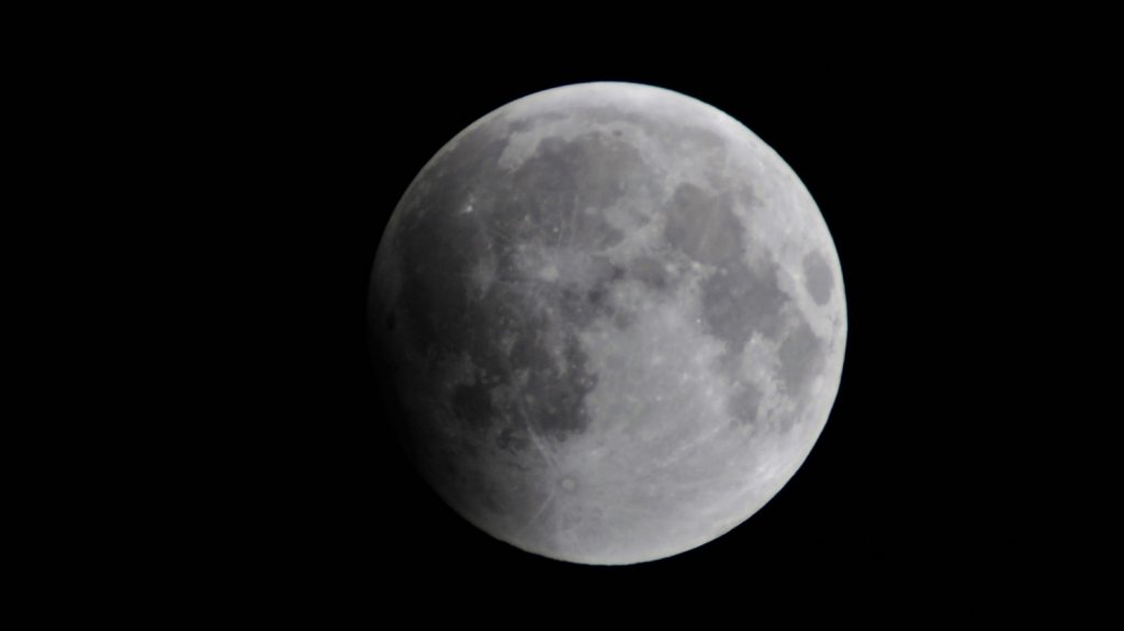  Visible en la madrugada del lunes un eclipse penumbral de la Luna 