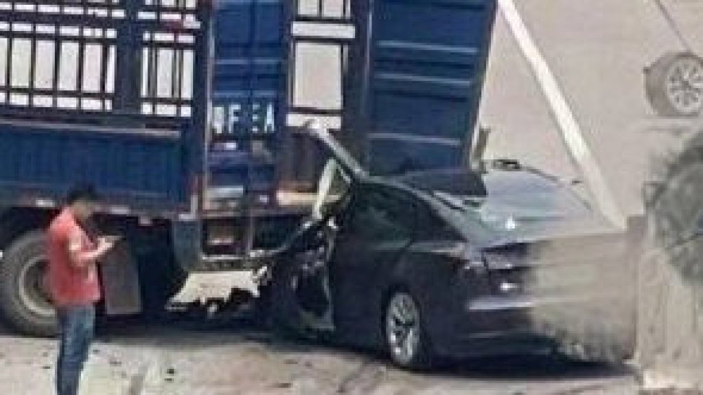 VIDEO: Conductor de un Tesla muere luego de que su auto chocara contra un cami&oacute;n a toda velocidad 