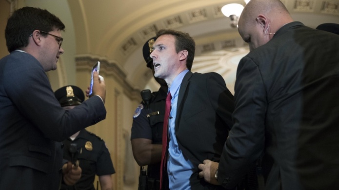 Video: Detienen a un hombre por lanzar banderas Rusas a Trump en el Congreso