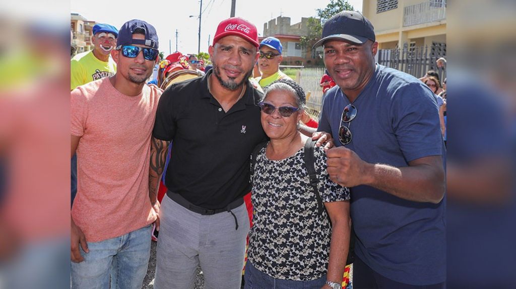  Fotos: Pugilistas Miguel Cotto, Tito Trinidad y Purin Caraballo llevan con la OMB suministros a Guayanilla, Yauco, Pe&ntilde;uelas y Gu&aacute;nica 