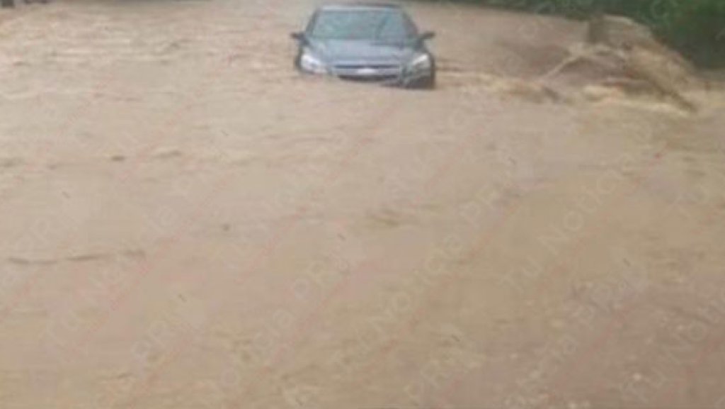  Ciudadanos en Arecibo captan en video momento en que conductor muere arrastrado por un rio 