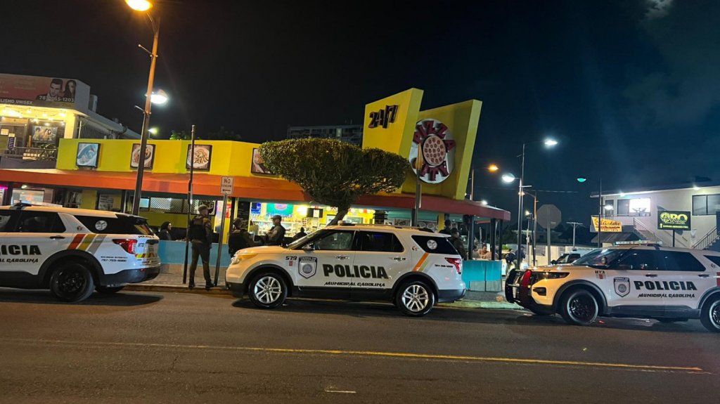  Fotos: Municipales de Carolina intervienen por permisos en negocios y arrestan a uno con un arma 