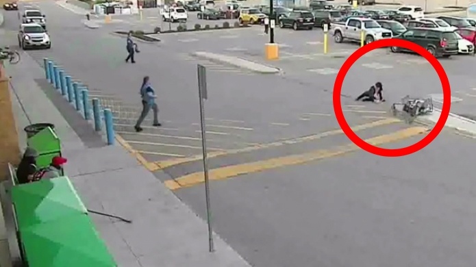 Video: Ladrona se cae mientras huÃ­a de Walmart con mercancÃ­a robada