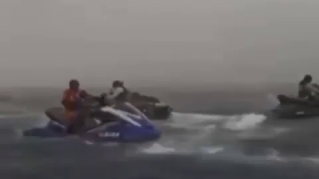  Video: Irresponsables se lanzar al mar en jetski en medio del huracán 