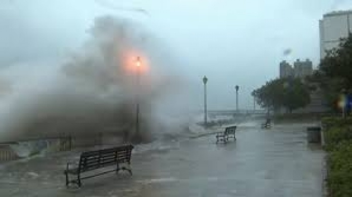 Video: TifÃ³n Hato deja tres muertos en Macao y numerosas inundaciones en Hong Kong