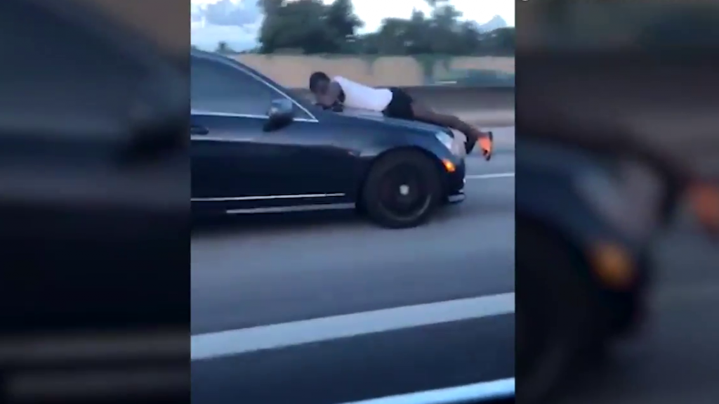  Video:Hombre se aferra al bonete de un carro en concurrida autopista de Miami 