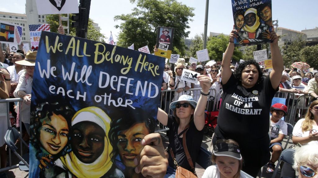  Miles piden en Los &Aacute;ngeles que se re&uacute;na a las familias indocumentadas 