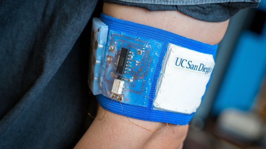  Presentan dispositivo que regula la temperatura corporal y ahorra energ&iacute;a 