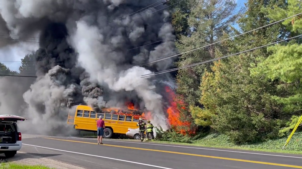  Video: Autobús escolar arde en llamas tras fatal accidente en Wayne, Nueva York 