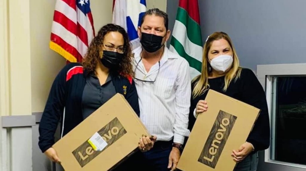  Entrega alcalde de Quebradillas equipo a empleados municipales para realizar trabajo a distancia 