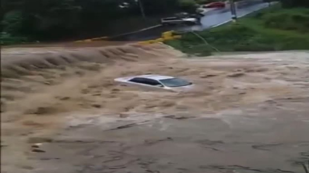  Video: Intentó cruzar un rio en su auto en Aguas Buenas y la corriente se llevó 