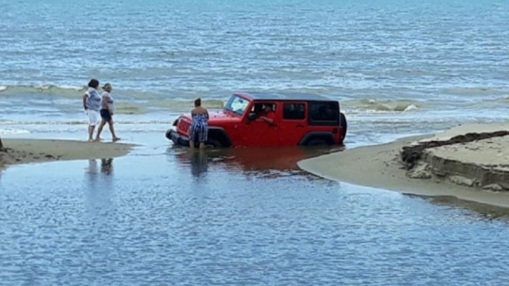  Conductor en Naguabo arriesga a su familia al intentar pasar por una carretera cerrada 