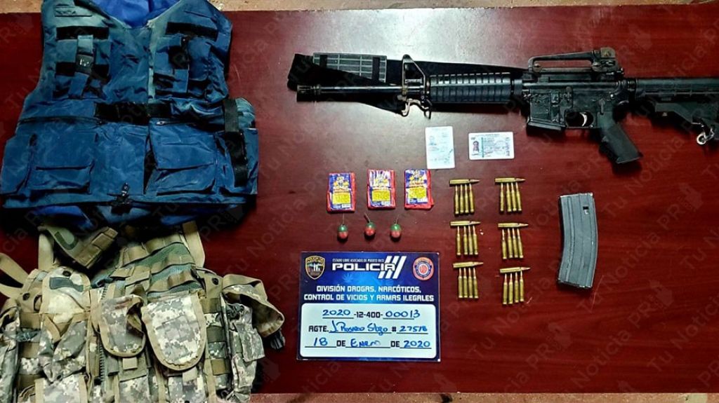  Arrestan en Fajardo a una pareja con un rifle de alto poder y chalecos antibalas 