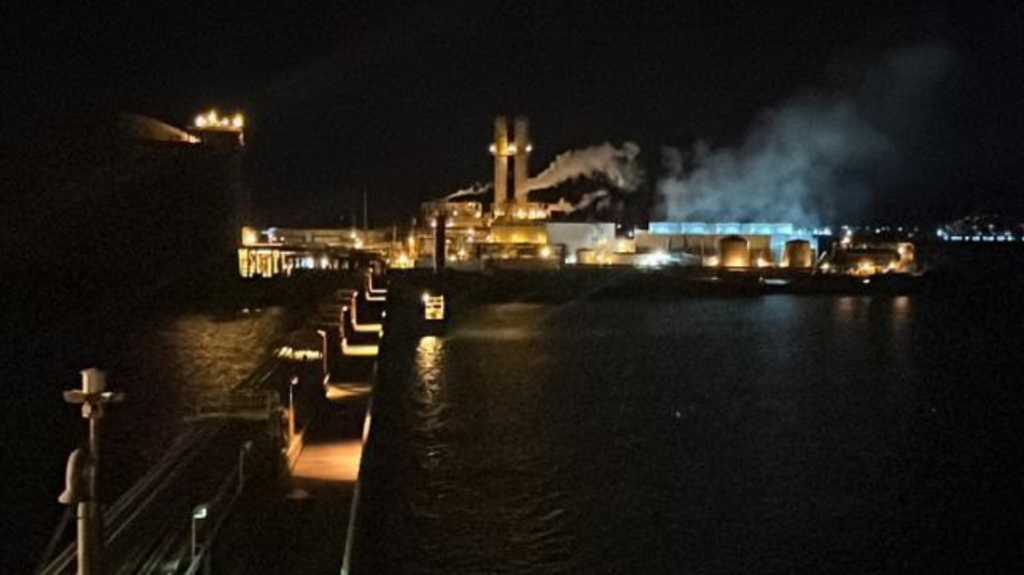  Desde República Dominicana llega barcaza con gas natural para el puerto de Guayanilla 