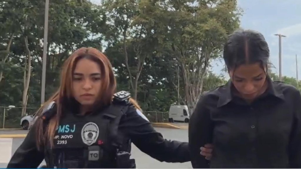  Video: Municipales de San Juan arresta a mujer que dejos a su hijos de menores dentro de un auto en Rio Piedras 
