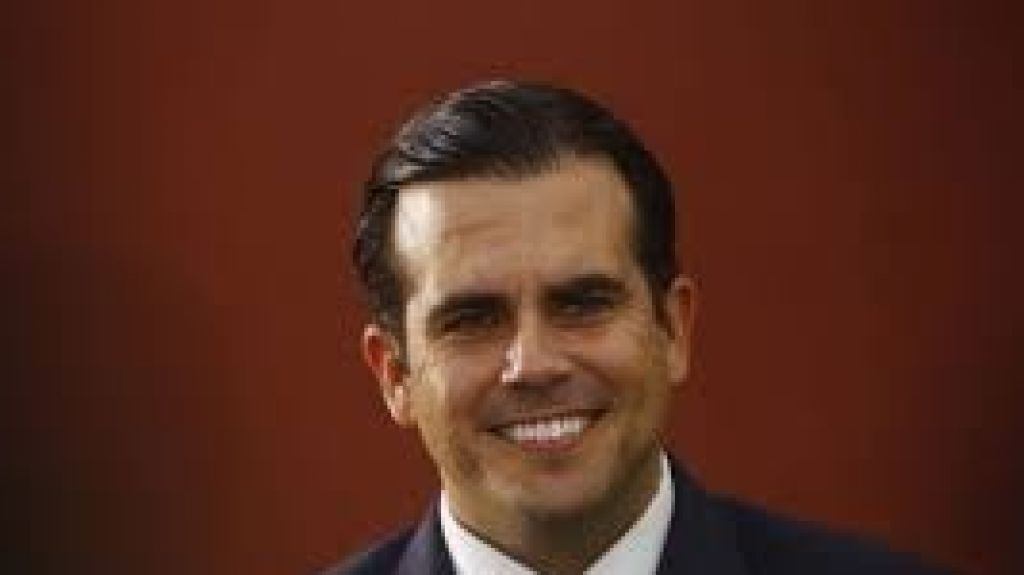  Gobernador convierte en ley varias medidas sobre el gobierno central y los municipios 