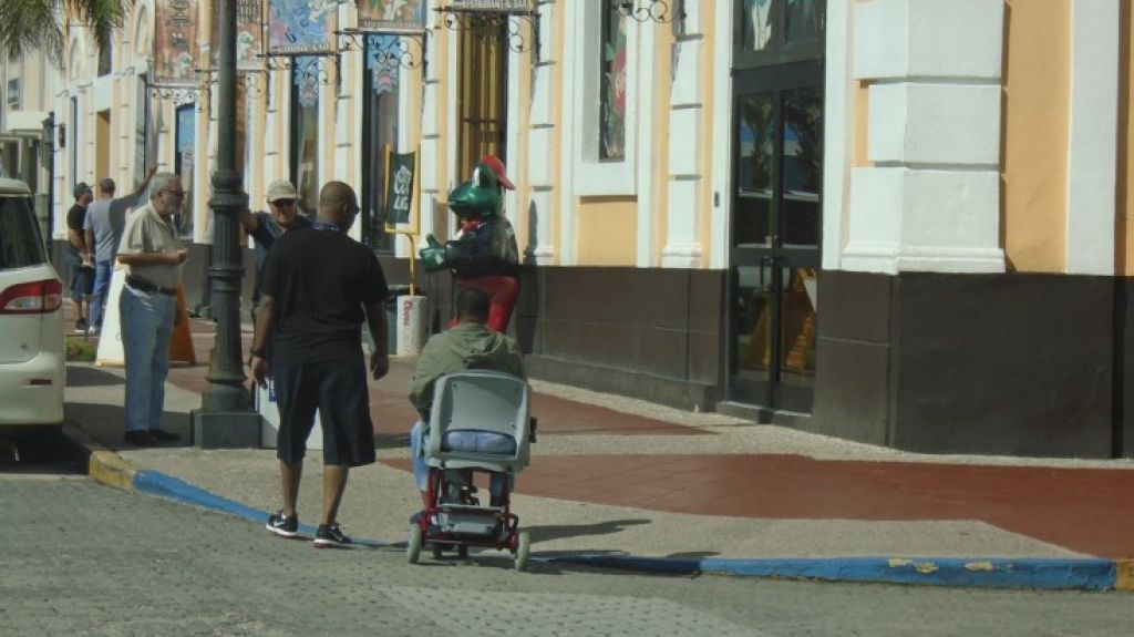  Inspeccionan accesibilidad a Fiestas de la Calle San Sebasti&aacute;n por parte de personas con impedimentos 