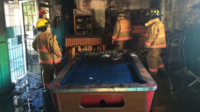 BOMBEROS EXTINGUEN INCENDIO EN NEGOCIO DE TRUJILLO ALTO